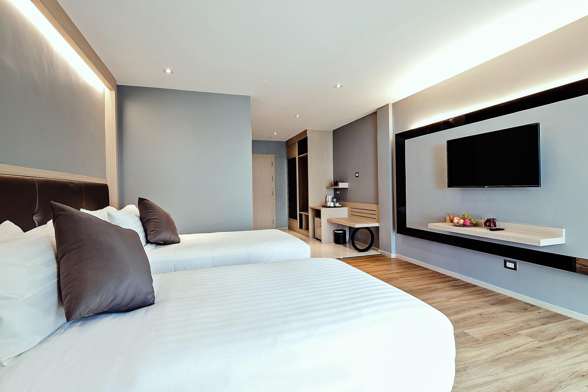 Three Sukhumvit Hotel - Sha Plus Certified Banguecoque Exterior foto