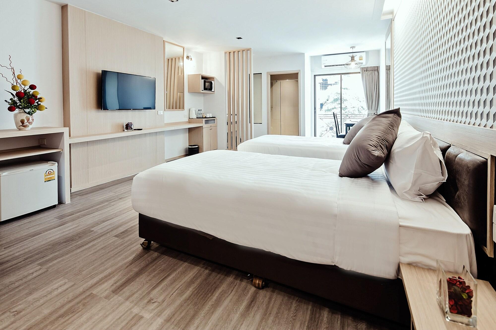 Three Sukhumvit Hotel - Sha Plus Certified Banguecoque Exterior foto