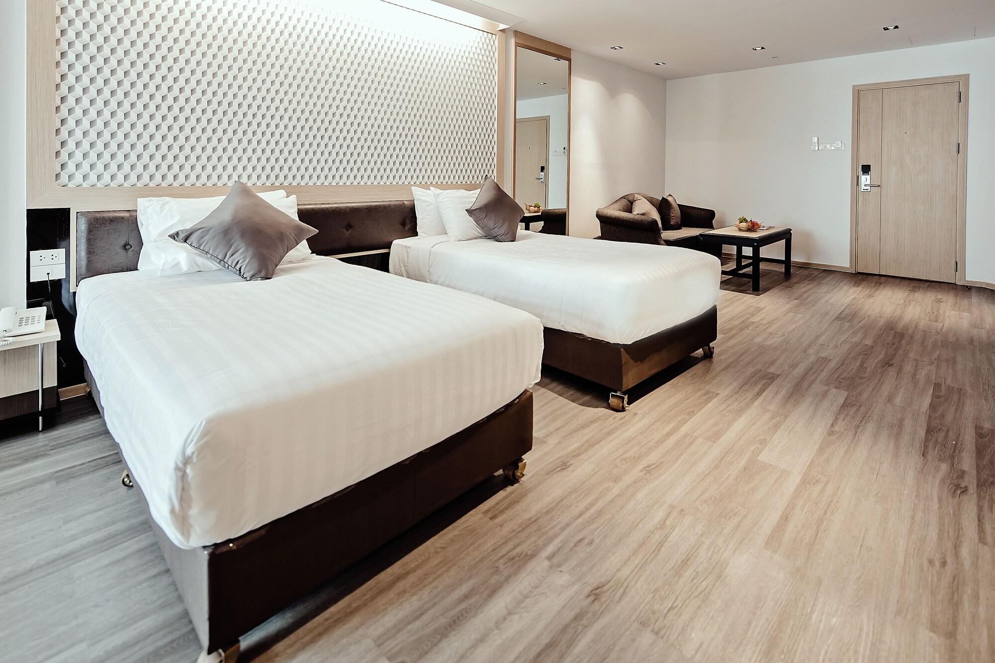 Three Sukhumvit Hotel - Sha Plus Certified Banguecoque Exterior foto