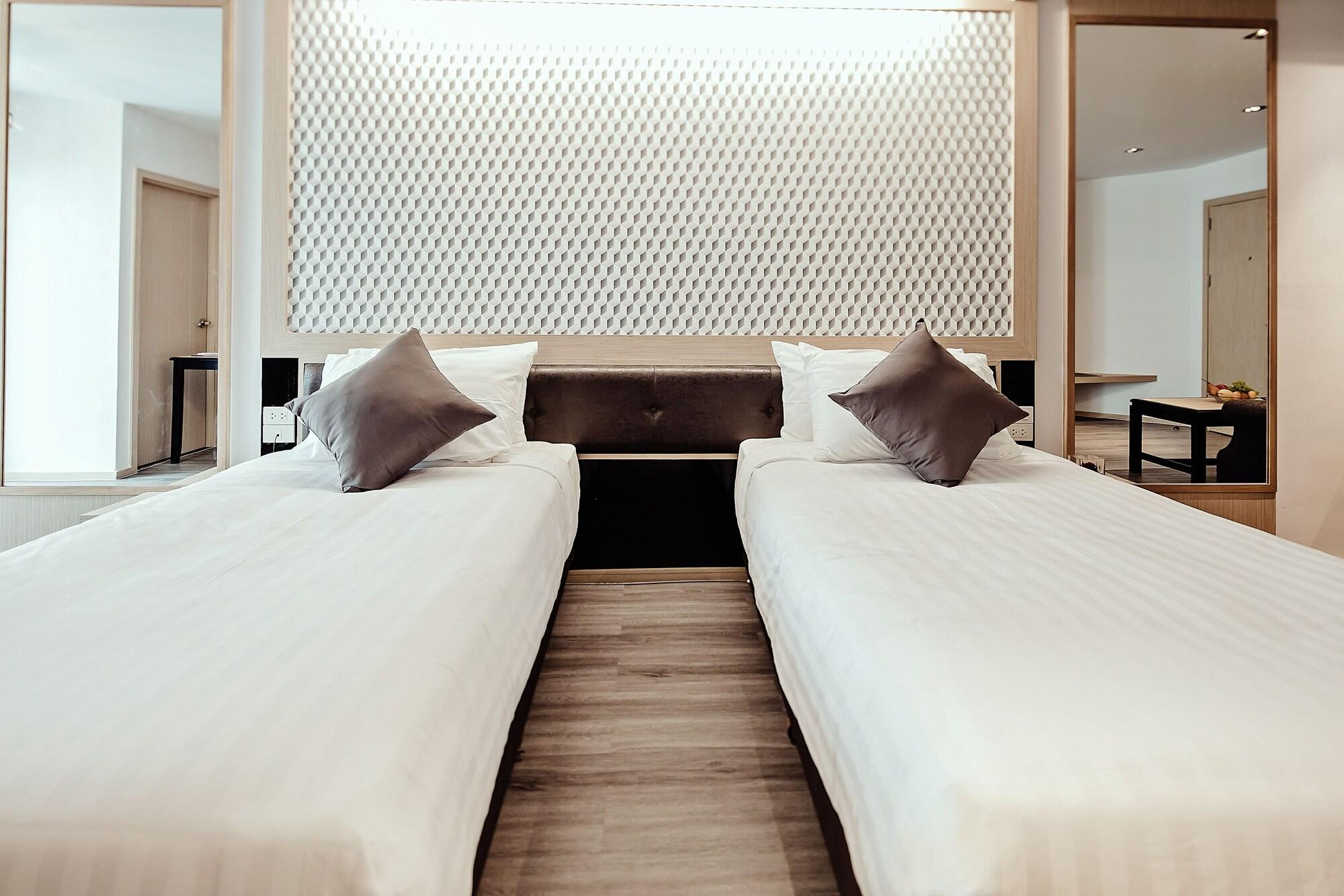 Three Sukhumvit Hotel - Sha Plus Certified Banguecoque Exterior foto